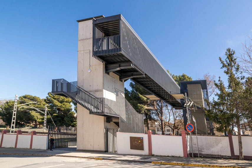 Pasarela sobre las vias del tren