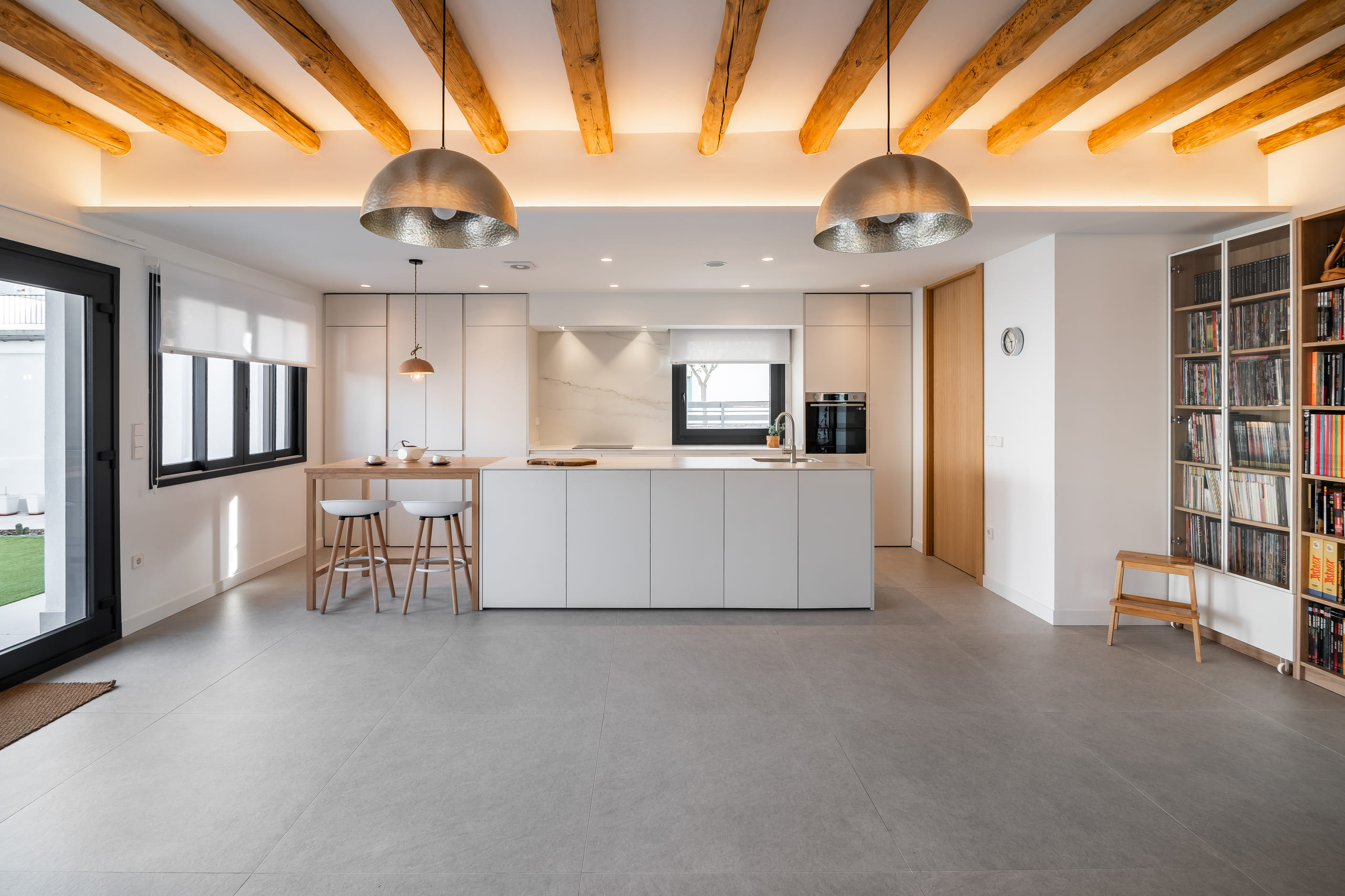Cocina blanca con toques de madera