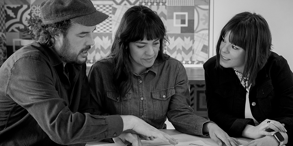 Equipo de arquitectos trabjando
