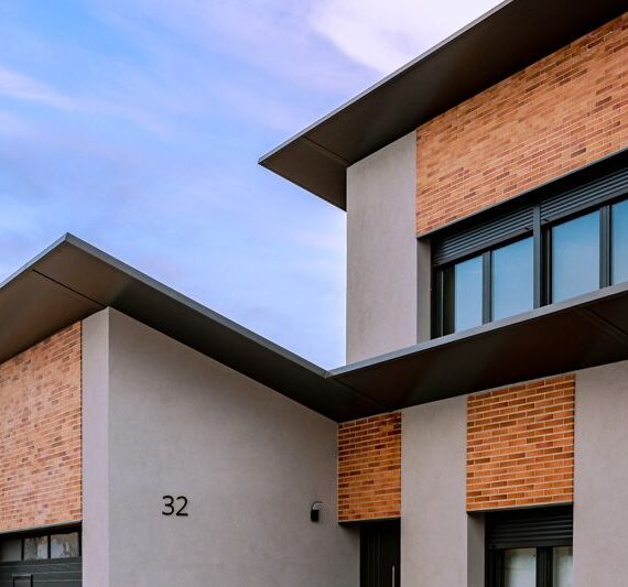 Detalle de lineas diagonales de las cornisas de vivienda
