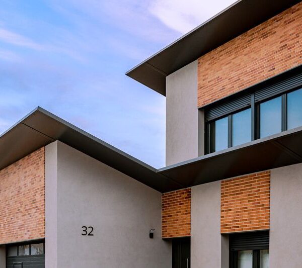 Detalle de lineas diagonales de las cornisas de vivienda