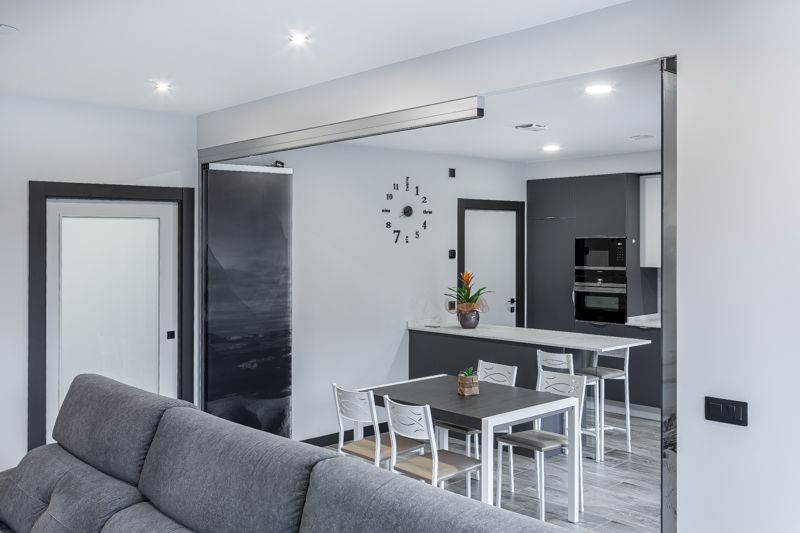 Cocina moderana decorada en tonos grises y neutros
