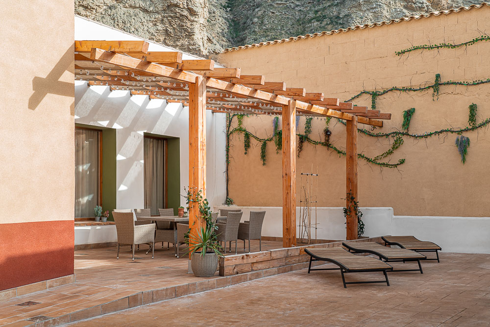 Terraza con pérgola de madera y zona chill out - Casa Dezerto, Navarra