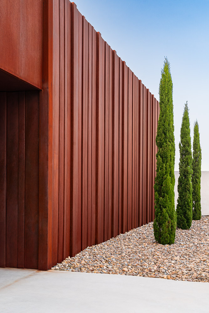 Detalle de fachada en acero corten con cipreses - Casa Silis, Arquitectura de la Ribera, Navarra