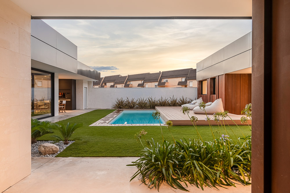 Vista del patio interior con piscina y zona ajardinada - Casa Silis, Arquitectura de la Ribera