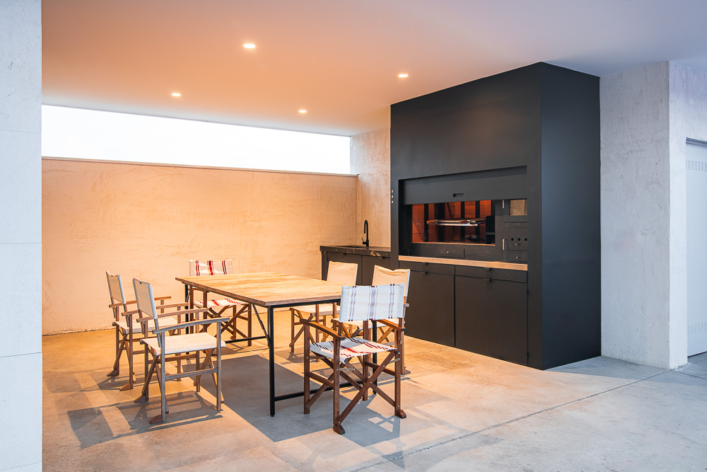 Zona de barbacoa exterior con mobiliario de comedor al aire libre - Casa Silis, Navarra