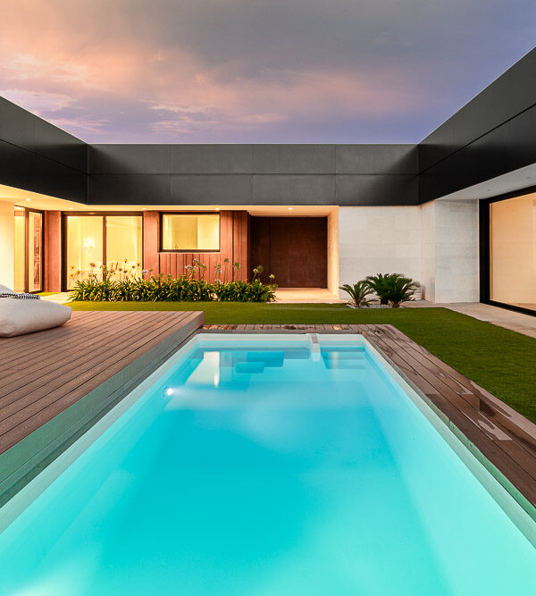 Vista nocturna de la piscina con iluminación interior de la vivienda - Casa Silis, Navarra