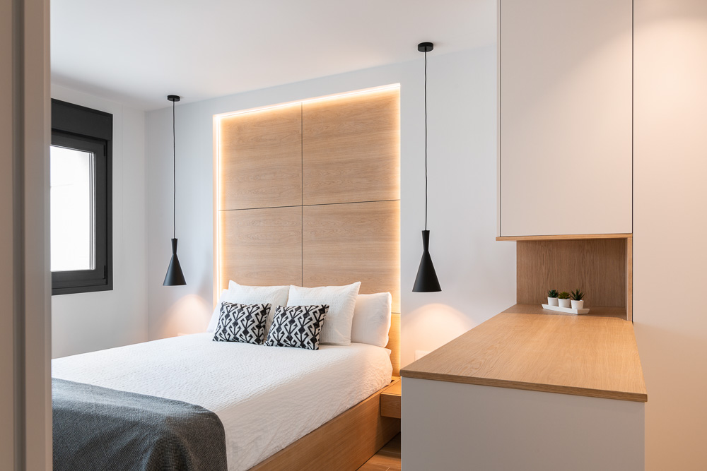 Dormitorio con iluminación indirecta en cabecero y mueble a medida - Arquitectura de la Ribera