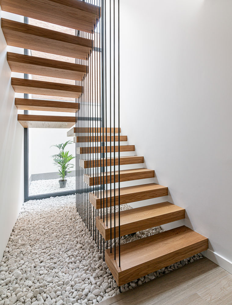 Escalera de madera flotante con iluminación natural - Arquitectura de la Ribera, Navarra