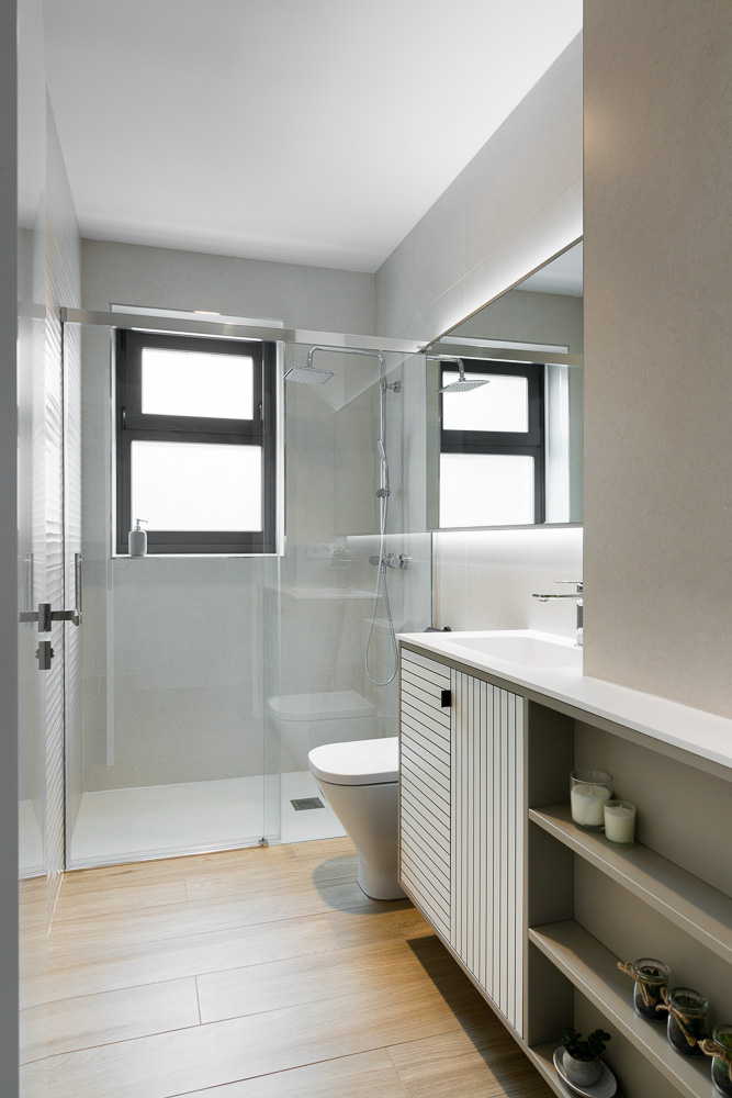 Baño moderno con ducha de obra y mueble lavabo en tonos blancos - Casa Tilio
