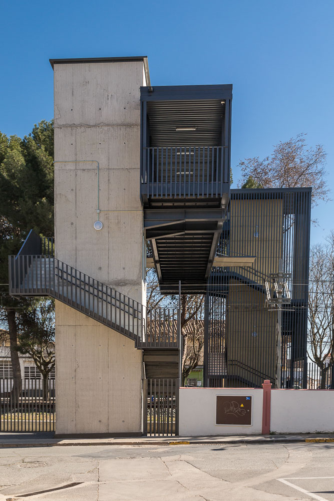 Torre de hormigón y pasarela metálica con escaleras de acceso - infraestructura peatonal en Navarra