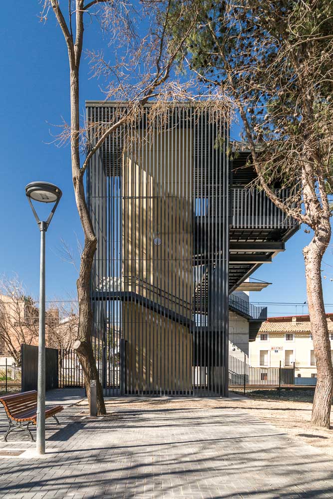 Torre de acceso a pasarela peatonal con fachada de lamas metálicas - proyecto de infraestructura en Navarra