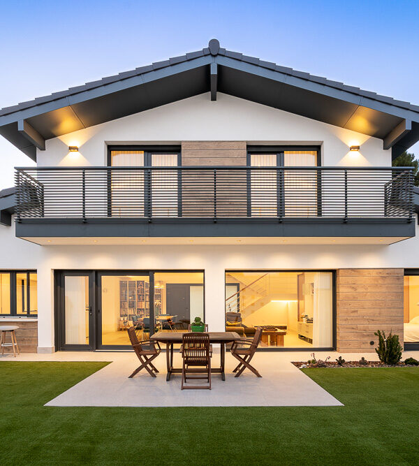 Porche iluminado con comedor exterior y gran jardín, arquitectura de vivienda unifamiliar por Arquitectura de la Ribera