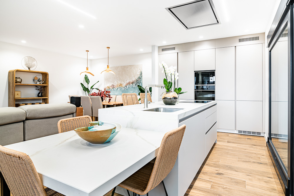 Espacio abierto de cocina, comedor y salón, arquitectura e interiorismo de vivienda en Cintruénigo