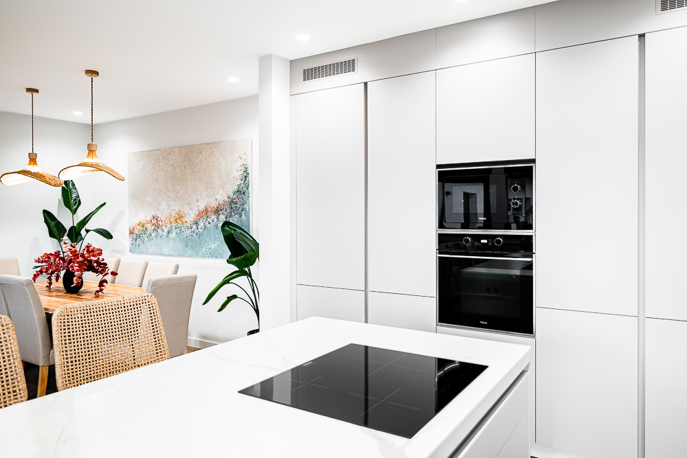 Cocina con isla y columna de hornos junto al comedor, proyecto de arquitectura en Cintruénigo