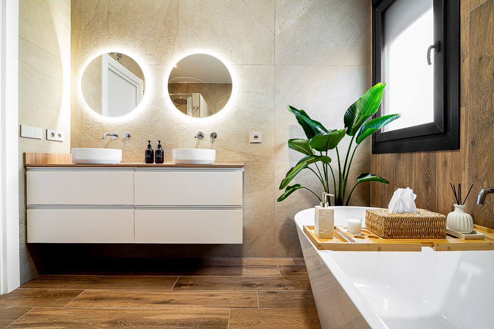 Baño principal con doble lavabo y espejos LED, diseño de interiores de vivienda unifamiliar en Cintruénigo, Navarra