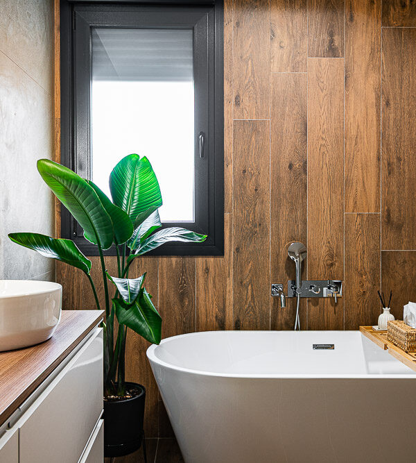 Bañera exenta junto a pared efecto madera, reforma de baño por estudio de arquitectura en Navarra