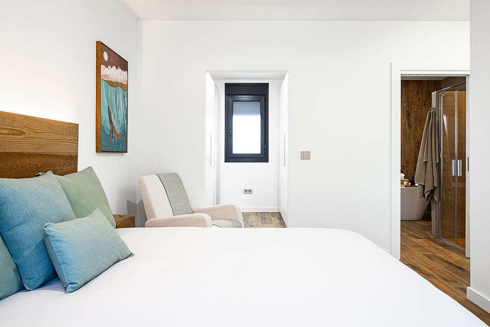 Dormitorio con baño en suite y ducha de cristal, proyecto de arquitectura e interiorismo en Navarra