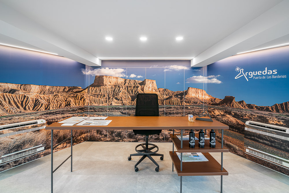 Interior del centro de información turística con mural panorámico de las Bardenas Reales, proyecto en Arguedas, Navarra