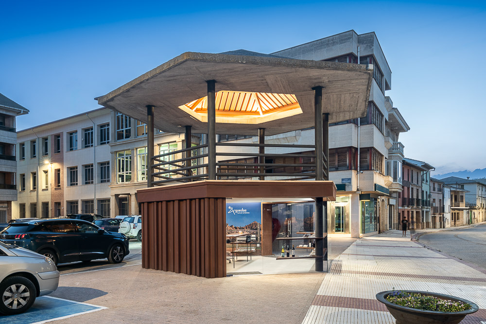 Edificio de base revestida en madera y mirador superior, arquitectura contemporánea del centro de turismo de Arguedas